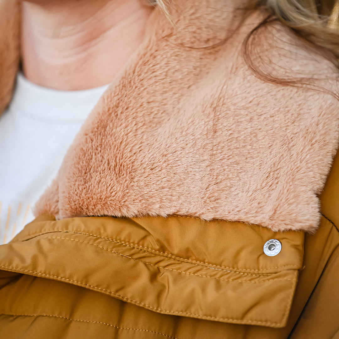 Close up of fleece collar on the women's Nova puffy jacket.